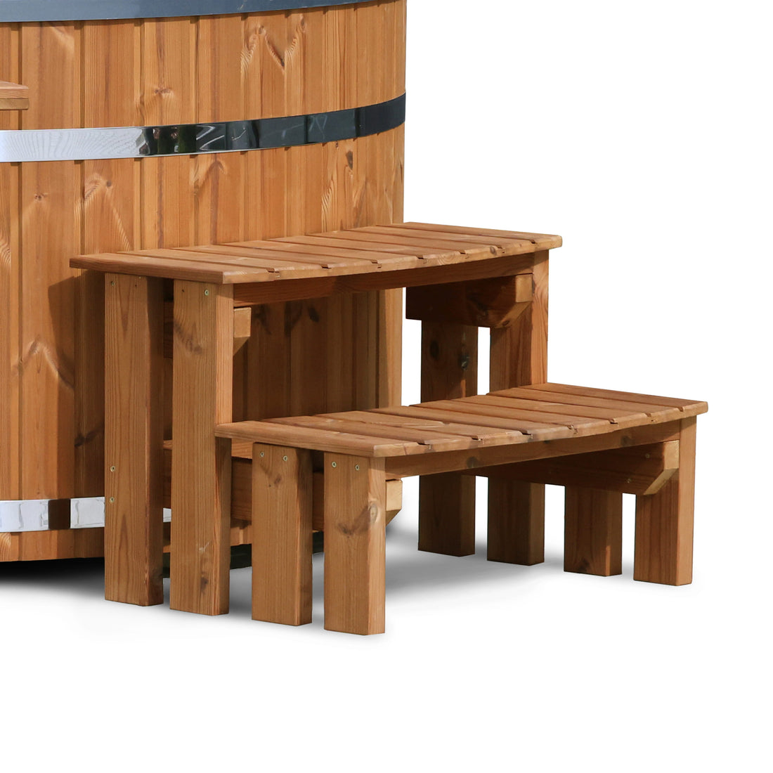 Gebogene Stufen in der Nähe von hot tub vor weißem Hintergrund