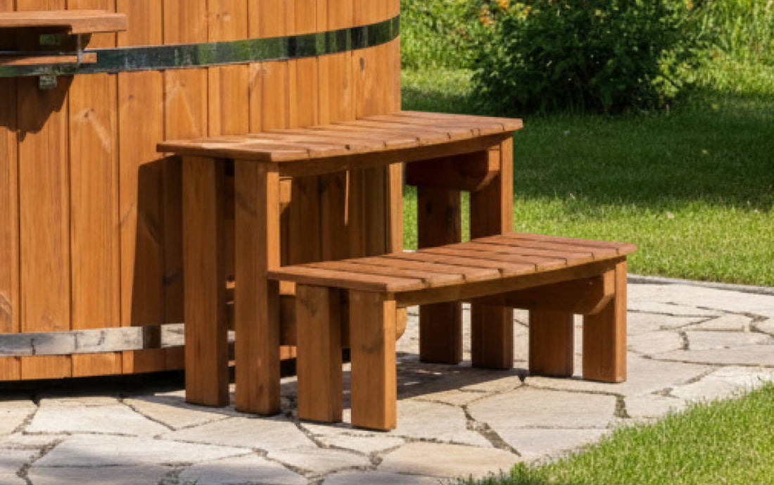 Holzstufen des hot tub in einer Gartenanlage