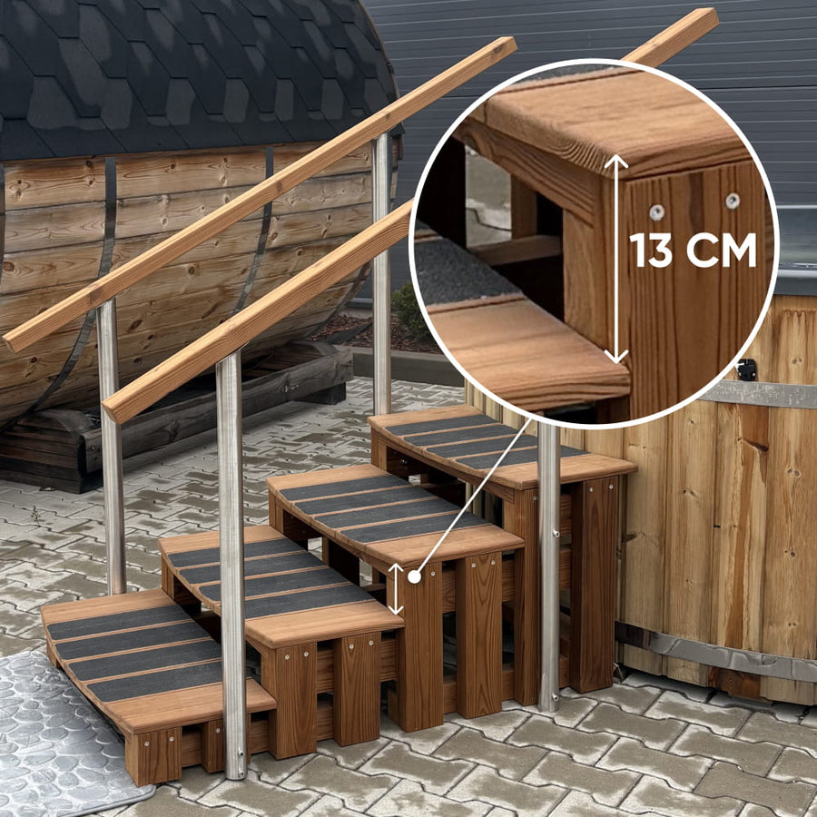 Hochwertige Whirlpooltreppe aus Thermoholz mit rutschfesten Stufen neben einem hölzernen Whirlpool, mit einer Nahaufnahme, die die niedrige Stufenhöhe von 13 cm zeigt.