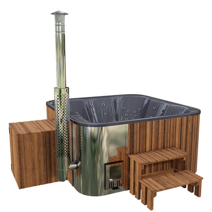 Quadratischer Hot Tub mit Hydrodüsen, Holzsitzbänken, Filterbox und Treppe auf weißem Hintergrund