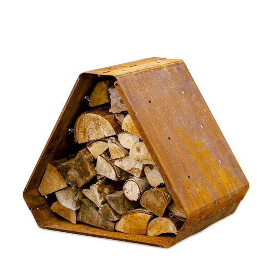 Schräge Ansicht eines mit gehacktem Brennholz gefüllten Holzregals aus Cortenstahl vor weißem Hintergrund