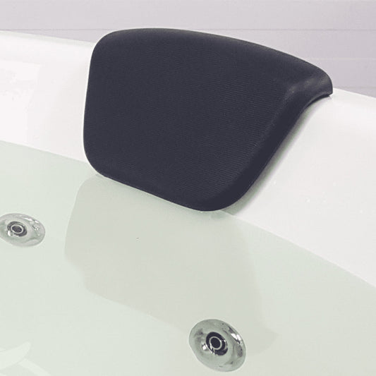 Nahaufnahme einer schwarzen, ergonomischen Kopfstütze, die an der Kante eines holzbefeuerten hot tub-Sprudlers befestigt ist; Wasser und Düsen sind sichtbar; Zweierpackung