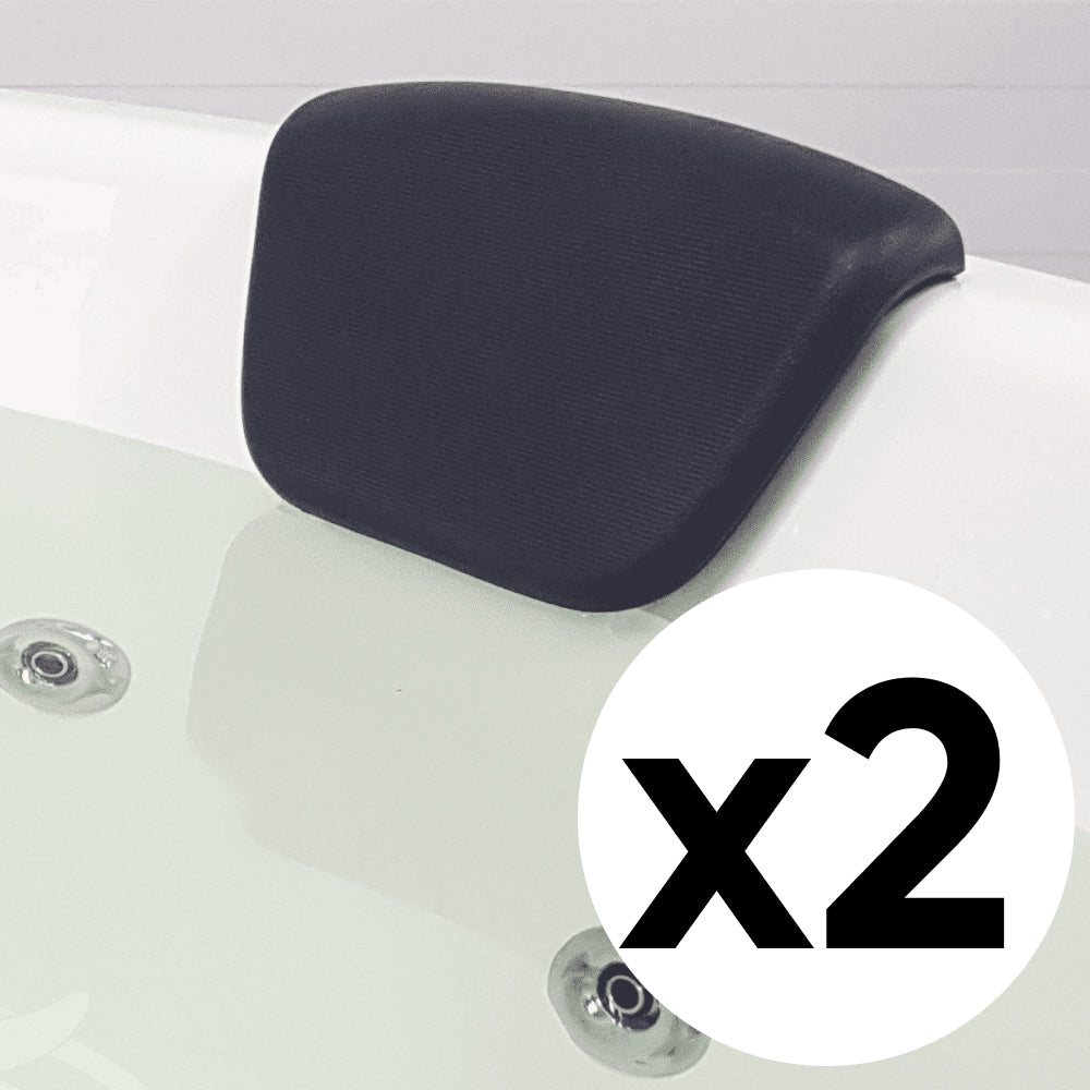 Nahaufnahme einer schwarzen, ergonomischen Kopfstütze, die an der Kante eines holzbefeuerten hot tub-Sprudlers befestigt ist; Wasser und Düsen sind sichtbar; Zweierpackung