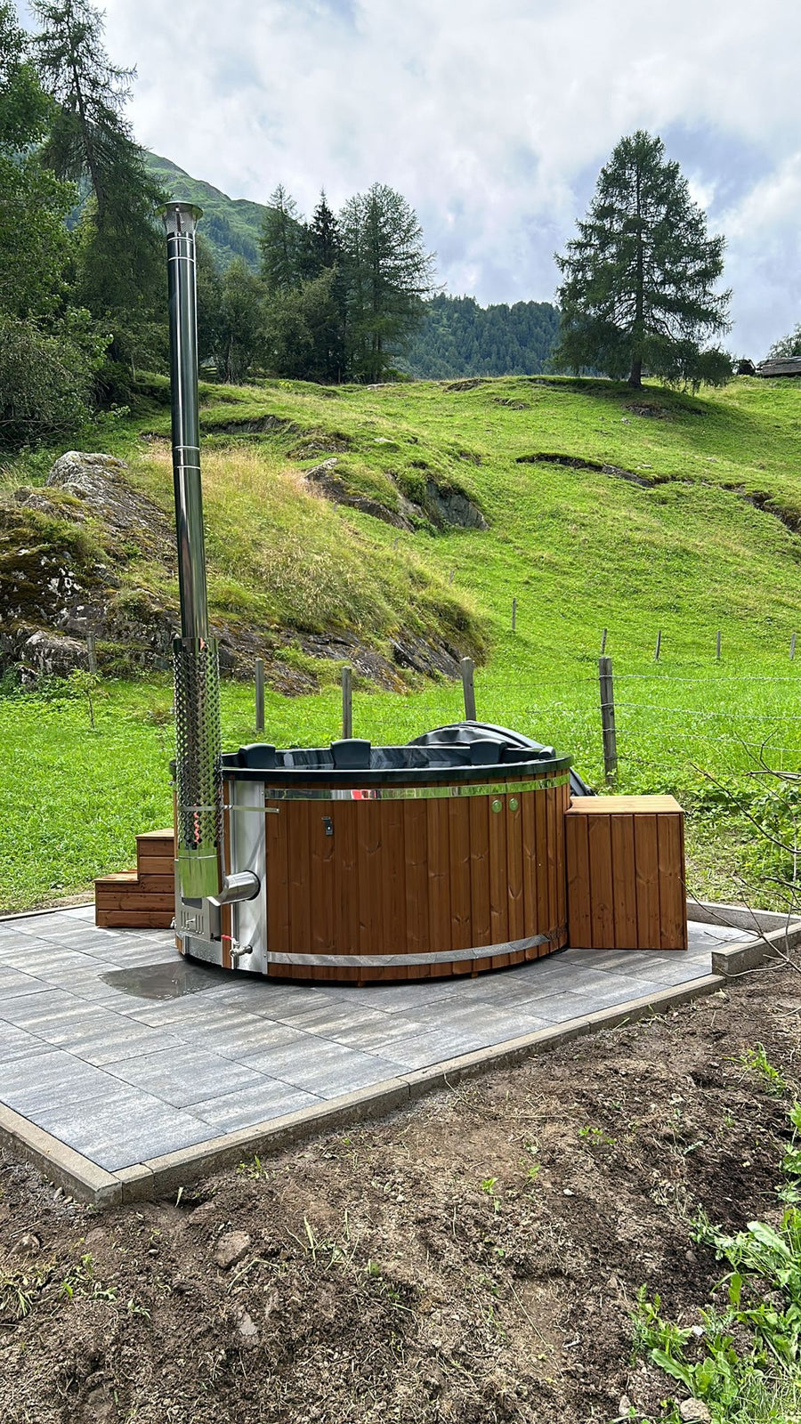 Gardenvity hot tub in grüner Landschaft – Kundeninstallation.