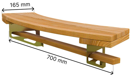 Nahaufnahme eines externen Holzregals mit Handtuchhalter, das an der Seite des holzbefeuerten hot tub montiert ist; im 2er-Set abgebildet, mit Gläsern.