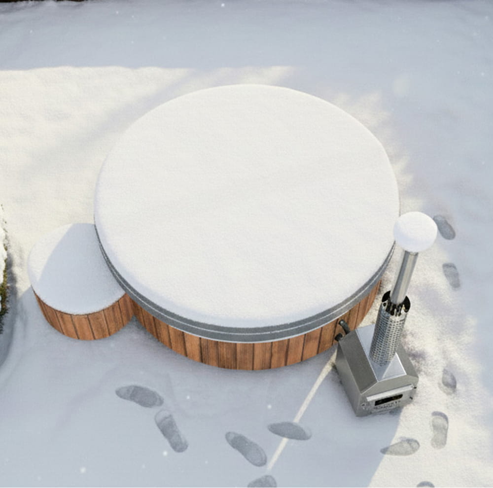 Eine im Winter schneebedeckte Badewanne, von oben fotografiert, umgeben von Schnee und menschlichen Fußabdrücken
