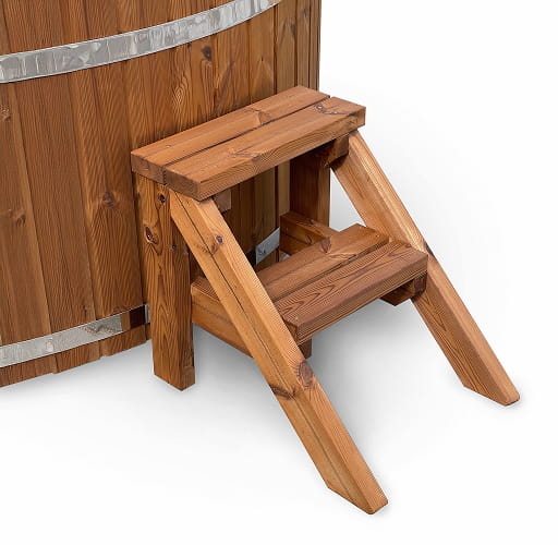 Standardmäßige Holztreppe vor einer Holzwand eines Whirlpools auf weißem Hintergrund